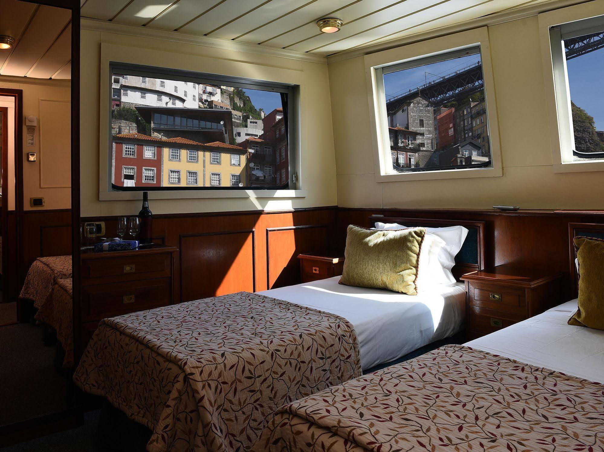 Invicta Ribeira Boat Hotel Porto Exterior photo