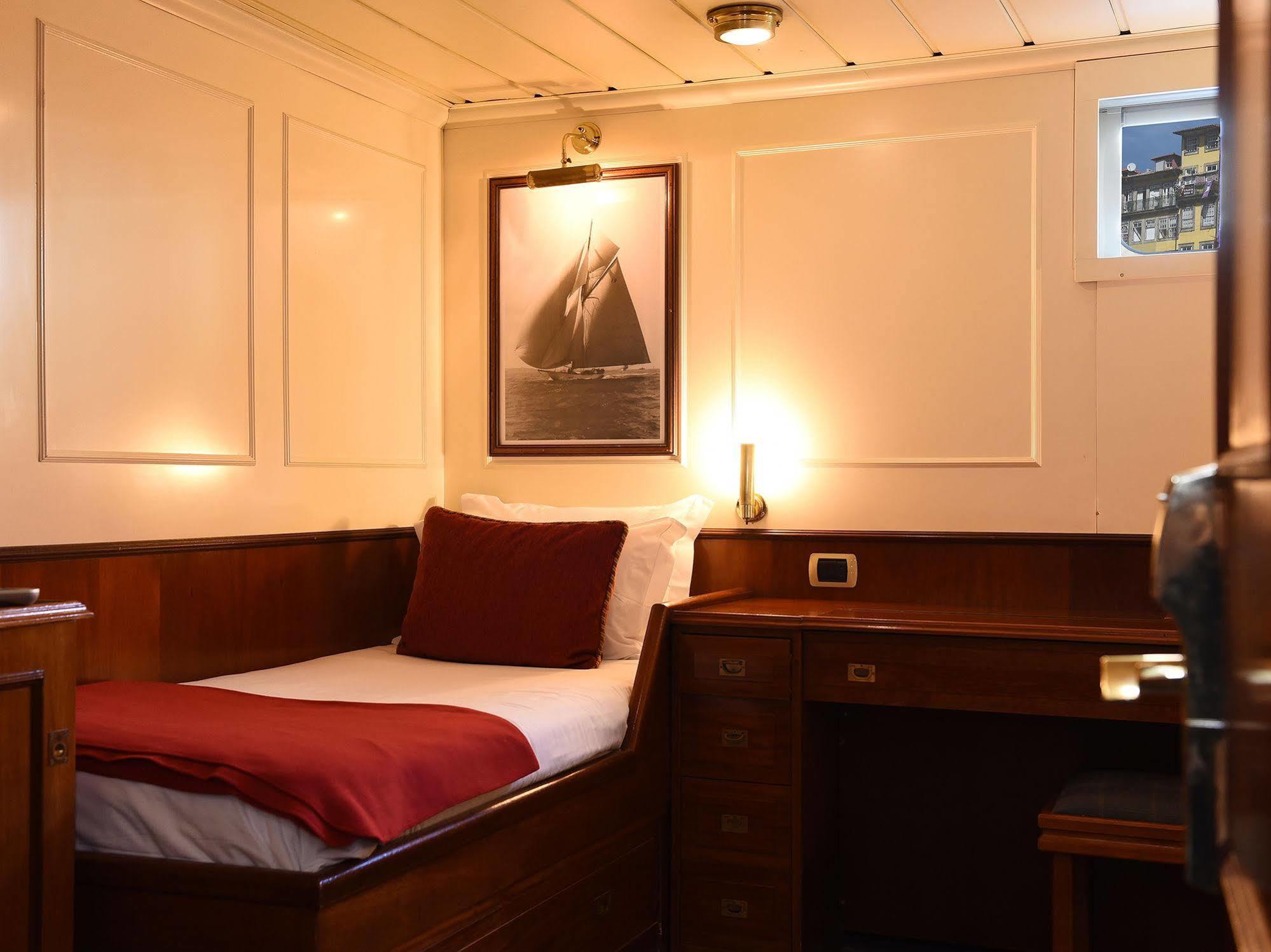 Invicta Ribeira Boat Hotel Porto Exterior photo