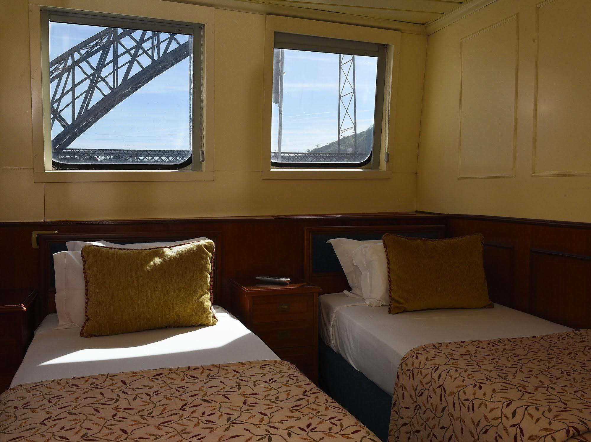 Invicta Ribeira Boat Hotel Porto Exterior photo